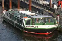 Hafenbarkasse ANITA EHLERS; Eigner/Betreiber: Ehlers; Aufnahmeort: Elbe/Hafen Hamburg, Deutschland; Datum: 13.08.2025; Info: (ENI 05117280) Das Bild zeigt die ANITA EHLERS an ihrem Stamm-Liegeplatz neben Überseebrücke und City-Sporthafen.