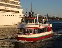 während ich auf der Käpp´n Brass an Bord war fuhr neben an das Fahrgastschiff Markgrafenheide in Warnemünde bis zu den Molen mit.19.10.2025