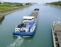 GMS Vesper, ENI 021333123, rheinabwärts beim Verlassen der Schleuse Vogelgrün/Elsaß, Juni 2025 