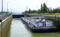 TMS Fenne, ENI 04809130, wird in der Schleuse Vogelgrün rheinaufwärts geschleust, L=110m, Tonnage 2941t, 1836 PS, Baujahr 2011, gemeldet in Geertruidenberg/NL, Juni 2025