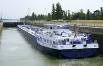 TMS Macan, ENI 02332734, wird in der Schleuse Vogelgrün/Elsaß rheinaufwärts geschleust, Juni 2025