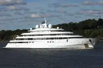 Private Giga-Luxusyacht GOLDEN ODYSSEY; Aufnahmeort: Elbe/Hafen Hamburg, Deutschland; Datum: 24.09.2025; Info: (IMO 9648788) Die bei Lürssen gebaute GOLDEN ODYSSEY hat eine Länge von 123 Metern und zunächst der Saudischen Königsfamilie gehört.  Informationen zum derzeitigen Eigner sind widersprüchlich. Das Bild zeigt die GOLDEN ODYSSEY beim Einlaufen auf Höhe Bubendey Ufer. 