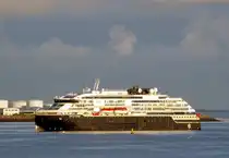 Das 140m lange Kreuzfahrtschiff FRIDTJOF NANSEN (IMO 9813084) am 31.05.25 eingehend Reykjavik.