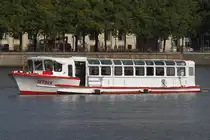 „Alsterdampfer“ SEEBEK; Eigner/Betreiber: ATG; Aufnahmeort: Alster (Binnenalster) Hamburg, Deutschland; Datum: 30.08.2025; Info: (H6035). Das Bild zeigt die SEEBEK auf der Binnenalster vom Ballindamm aus betrachtet.