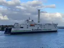 Die Scandlines Fähre Copenhagen (2.Einhorn) IMO-Nummer 9587867 auf dem Seeweg von Rostock nach Gedser beim Auslaufen am 16. Oktober 2025 in Warnemünde. 