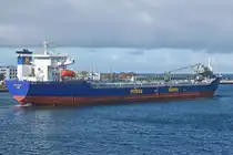 Die IMO-Nummer 9101730 gehört zum Schiff Splittnes, einem Selbstentladenden Massengutschiff, das 1994 gebaut wurde und unter der Flagge von Antigua und Barbuda fährt. Weitere Details sind die Länge von 166,2 m, eine Breite von 20,5 m und eine Tragfähigkeit von 18886 t, hier am am 16. Oktober 2025 bei Warnemünde.
</p> 


