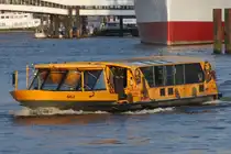 Hadag Hafenfähre NALA; Eigner/Betreiber: Hadag; Aufnahmeort: Elbe/Hafen Hamburg, Deutschland; Datum: 08.08.2025; Info: (H 6004) Das Bild zeigt die NALA vor den St.Pauli Landungsbrücken. Sie wird überwiegend als Shuttle zu den am Südufer der Elbe liegenden Musicals genutzt.