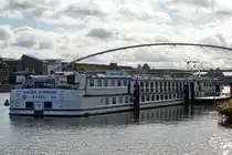 SWISS DIAMOND, KFGS; ENI 07001646; L 101,5 m; B 11,45 m; Pers. 125; bj 1994, Bau Werft: Societatea Comerciala Navol SA in Oltenita, Abschlussarbeiten: Jac. den Breejen BV in Hardinxveld-Giessendam, Eigner: Scylla Tours AG in Basel.
das Schiff hat am Anleger in Maastricht festgemacht. 10.2025
