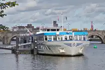 SWISS DIAMOND, KFGS; ENI 07001646; L 101,5 m; B 11,45 m; Pers. 125; bj 1994, Bau Werft: Societatea Comerciala Navol SA in Oltenita, Abschlussarbeiten: Jac. den Breejen BV in Hardinxveld-Giessendam, Eigner: Scylla Tours AG in Basel.
Das Schiff hat am Anleger in Maastricht festgemacht. 10.2025
