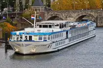 SWISS DIAMOND, KFGS; ENI 07001646; L 101,5 m; B 11,45 m; Pers. 125; bj 1994, Bau Werft: Societatea Comerciala Navol SA in Oltenita, Abschlussarbeiten: Jac. den Breejen BV in Hardinxveld-Giessendam, Eigner: Scylla Tours AG in Basel.
das Schiff hat am Anleger in Maastricht festgemacht. 10.2025
