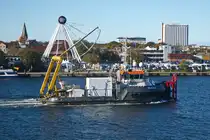 Ausfahrt des Schlepper  Nora B aus den Niederlanden mit der IMO-Kennung: 9851270 am 18. Oktober 2025 aus dem Hafenbereich Warnemünde.