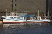 Hafenbarkasse JESSICA ABICHT (ENI 05103700); Eigner/Betreiber: Reederei Abicht; Datum: 02.10.2025; Aufnahmeort: Elbe/Hafen Hamburg, Deutschland. Das Bild zeigt die JESSICA ABICHT hinter den St.Pauli Landungsbrücken.