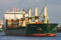 Frachtschiff CHIPOL TAIAN (IMO 9509621); Datum: 08.08.2025; Aufnahmeort: Elbe/Hafen Hamburg, Deutschland. Das Bild zeigt die CHIPOL TAIAN beim Auslaufen auf Höhe des Anlegers Dockland.