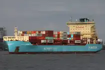 Containerfrachtschiff LAURA MAERSK; (IMO 9944546); Eigner/Betreiber: Maersk; Datum: 08.08.2025; Aufnahmeort: Elbe/Hafen Hamburg, Deutschland. Das Bild zeigt die LAURA MAERSK beim Auslaufen auf Höhe Dockland.