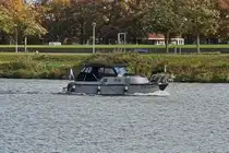 Boot, mit dem Namen U.S. NAVY, tuckert gemütlich über die Maas nahe Maastricht. 10.2025