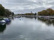 Blick auf den Alten Strom am 15. Oktober 2025 von der Brücke nahe dem Bahnhof Warnemünde.
