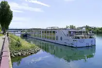 KFGS SS Victoria, ENI 04812680, hat am Anleger in Breisach am Rhein festgemacht, Heckansicht, Mai 2025