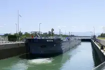 TMS Rich, ENI 04813850, wird in der Schleuse Vogelgrün/Elsaß rheinabwärts geschleust, Juni 2025