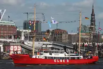 Ehemaliges  Feuerschiff ELBE 3 (MMSI 211219230); Eigner/Betreiber: Museumshafen Oevelgönne; Datum: 10.05.2015; Aufnahmeort: Elbe/Hafen Hamburg, Deutschland. Das Bild zeigt die ELBE 3 vor den Landungsbrücken anlässlich des Hafengeburtstages.