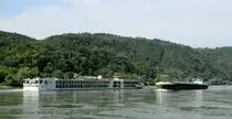 Schiffsbegegnung am 14.06.2025 auf dem  RHEIN bei St.Goar-Fellen.  Der Binnen-Kreuzfahrer KFGS VIKING SIGYN  (ENI 07002115 , 135 x 11,45m) fuhr zu Tal und das  TMS RP BASEL  (ENI 02337083 , 110 x 11,45m) zu Berg. 
