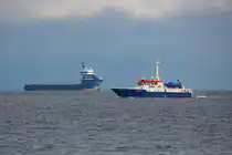 Polizeiboot DAMEROW (IMO 9355587) vor Sassnitz und mit REM TRADER im Hintergrund. - 27.10.2025
 
