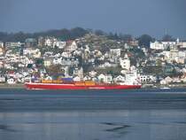 Vor den vielen H�usern mit wei�en Fassaden in Hamburg-Blankenese ist das  CONTAINERSHPIS V  (IMO 9141118) kaum auszumachen; 04.03.2009
