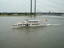 Das Ausflugsschiff  D�ssel  vor der Rheinpromenade in D�sseldorf am 26.06.2004.