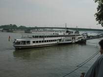 Der Raddampfer Goethe der K�ln-D�sseldorfer vor der Rheinpromenade in K�ln am 21.08.2003.