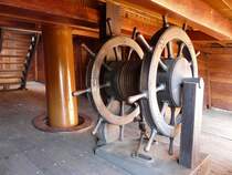 In Genua liegt der Nachbau einer Galeone mit Namen  Neptuno  und nat�rlich haben wir diese auch besichtigt. Hier ein Blick auf das Doppel-Steuerrad. Man sieht auch, dass die Masten aus Stahl sind, nur �ber Deck wurden sie mit Holz verkleidet um den Eindruck von Holzmasten zu erwecken.