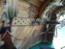 In Genua liegt der Nachbau einer Galeone mit Namen  Neptuno  und nat�rlich haben wir diese auch besichtigt. Hier ein Blick auf den Heckspiegel.