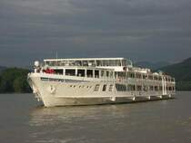 Kabinenschiff DNJEPR auf der Donau in Krems talfahrend