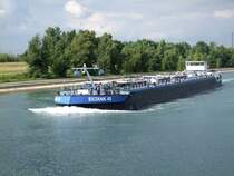 EILTANK49 steuert Stromabw�rts zwischen den Schleusen Vogelgr�n u.
Breisach; 080901