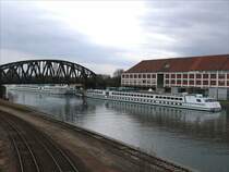 In Strasbourg warten mehrere Kreuzfahrtschiffe - im Vordergrund DOUCE FRANCE - auf neuen Einsatz; 26.03.2009
