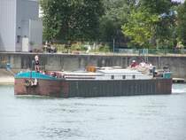 Reinhard hat hier zwei Frachtschiffe vom Traunsee gezeigt. Diese entsprechen den Penische genannten Frachtschiffen, welche einst zu Hunderten auf den kleinen franz�sischen, belgischen und niederl�ndischen Kan�len unterwegs waren.
Ihre Anzahl nimmt st�ndig weiter ab, aber es sind durchaus noch Etliche in Fahrt. In den Niederlanden und teilweise in Belgien werden diese Schiffe auch  Spitz  genannt. Auf Grund der kleinen Kanalschleusen haben sie eine maximale L�nge von 39 Meter und eine Breite von etwa 5,05 bis max. 5,09 Meter, bei etwa 350 Tonnen Tragf�higkeit.
Zum Vergleich Fotos der Penische  RENE , diese liegt seit einigen Jahren als Wohnschiff in Colmar. Hier verl�sst sie am 16.06.2006 den Canal de Colmar um zur Werft zu fahren. 
