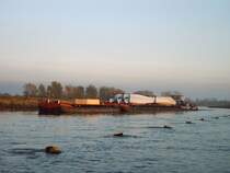 Schubverband mit 6 Rotoren f�r Windkraftanlagen bei M�hlberg/Elbe stromabw�rts Richtung Torgau. Fotografiert am 25.10.2008 von der mittlerweile Au�er Betrieb gesetzten Elbf�hre.