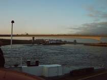 Schubverband mit 6 Rotoren f�r Windkraftanlagen am 25.10.2008.
Die neue Elbbr�cke bei M�hlberg stand bei diesem Termin kurz vor der Fertigstellung. 