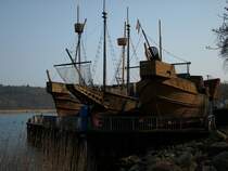 Am 04.April 2009 standen diese nachgebauten Koggen im Hafen von Ralswiek.Die Schiffe sind mit einem Motor ausger�stet und spielen bei den St�rtebecker-Festspielen mit.