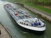  SENDA  bei der Einfahrt in die gro�e Schleuse Ahsen auf dem Wesel-Datteln-Kanal am 12.4.2009