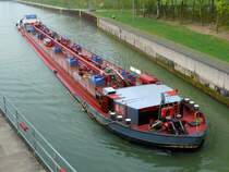  TAVARES  bei der Einfahrt in die gro�e Schleuse Ahsen auf dem Wesel-Datteln-Kanal am 12.4.2009