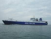 Eine LKW-F�hre der  DFDS Tor Line , aus England kommend, wird in wenigen Minuten den Hafen von Esbjerg erreichen