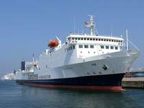 Kaum zu glauben, dass dieses Scandlines Via Mare Balticum Passagierschiff URD (IMO 7826855) 1981 gebaut wurde als Ro-Ro Cargo Schiff EASY RIDER. Inzwischen wurde es wohl mehrmals umgebaut; Rostock-Warnem�nde, 15.04.2009

