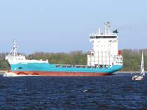 Das deutsche Containerschiff HANNI (IMO 9188506) verl�sst leer Hamburg und begegnet einem Jollenkreuzer; 18.04.2009 bei L�he
