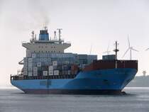 Aus dem Nebel sch�lt sich dieser Containerfrachter. Das Bild stammt vom 05.04.2009