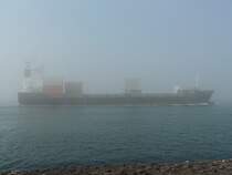Was f�r ein Wetter. In dichtem Nebel verl�sst dieser Frachter Rotterdam. Das Bild stammt vom 05.04.2009