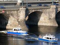 Auch die Wasserschutzpolizei war mit mehreren Booten pr�sent bei dem gigantischen Polizeieinsatz zur Sicherung der Demo und der Gegendemo am 13. Februar 2009 in Dresden. Hier auf der Elbe an der Marienbr�cke die Boote WSP 02 Elbtal und WSP 03 Prie�nitz.
