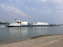  MONTANA und MONTANA II  Rheinaufw�rts bei Duisburg am 26.4.2009
