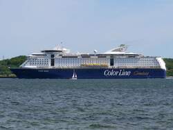 Gr��envergleich: eine Segeljacht (vielleicht ein 30er) neben der COLOR MAGIC, Oslo von Color Line Cruises mit 224m L�nge und 36m Breite (IMO 9349863); Kiel, 14.05.2009  