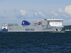W�hrend die COLOR MAGIC die Kieler F�rde in Richtung Ostsee verl�sst, l�uft die unter litauischer Flagge fahrene DFDS LISCO MAXIMA (IMO 9350721, Baujahr 2009) ein; 14.05.2009  
