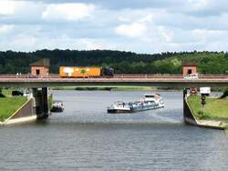 Am Hochwasserschutztor Artlenburg kommt von der Elbe in den Elbe-Seitenkanal das Tankschiff ALNA; 18.05.2009  