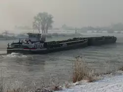 Die NIEDERSACHSEN schiebt HANNOVER2 auf der Eisgang f�hrenden Elbe unterhalb Geesthacht in Richtung Hamburg; 07.01.2010  